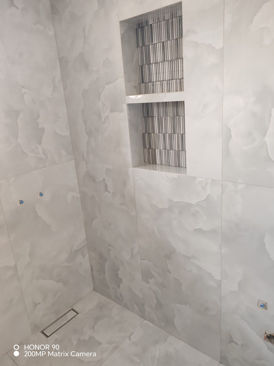 Douche effet onyx blanc à niche cannelée