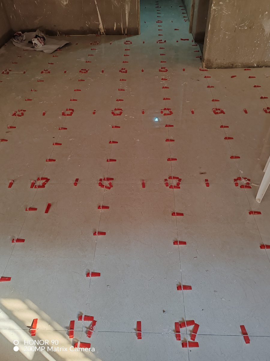Sol préparé à taquets de nivellement pour carrelage