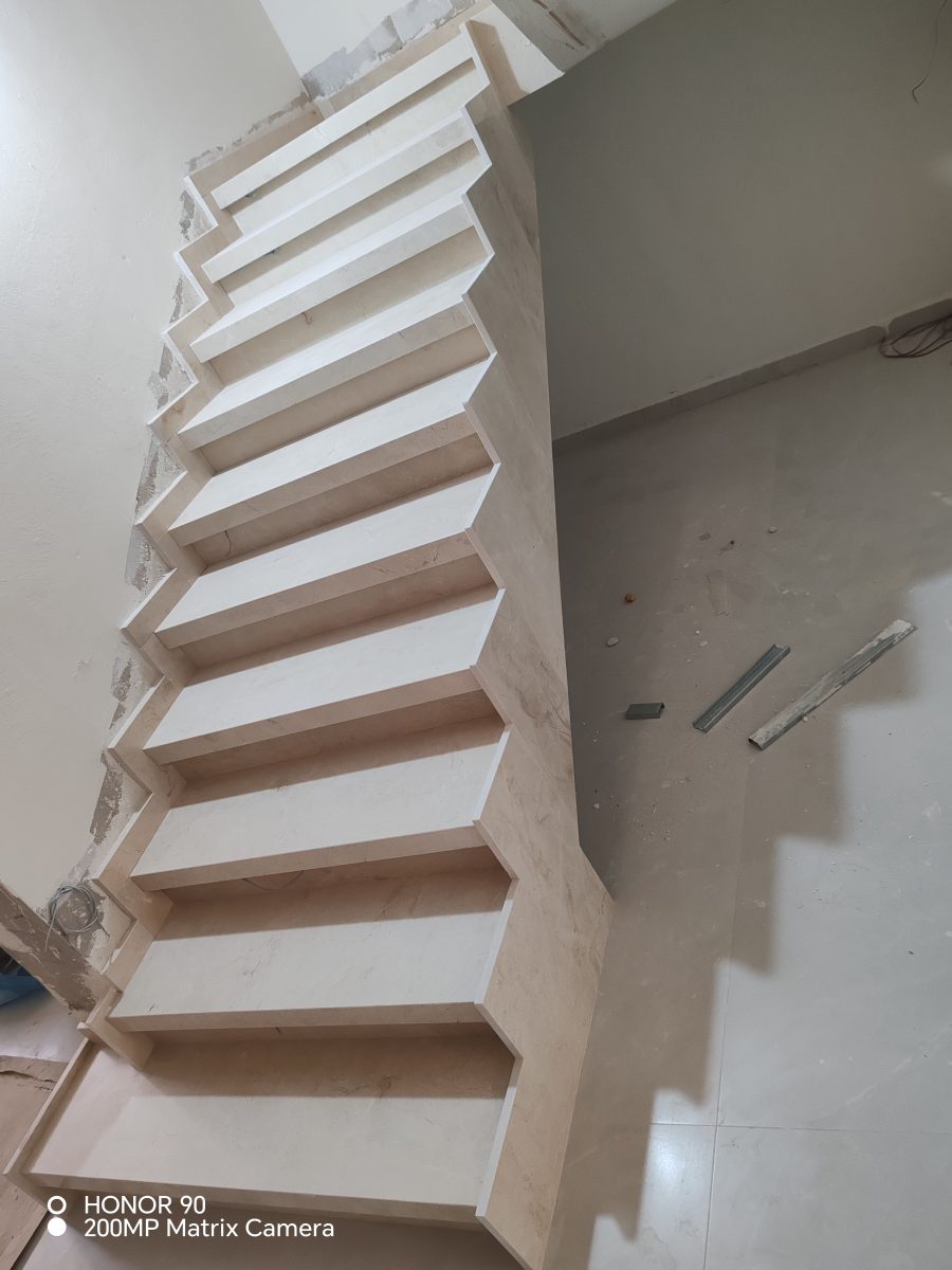 Escalier habillé de marbre beige en chantier