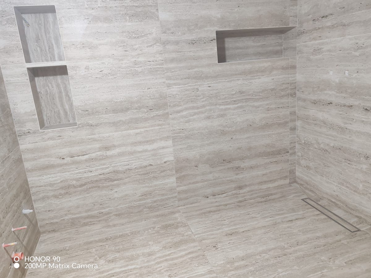 Douche à l'italienne effet travertin gris à niches