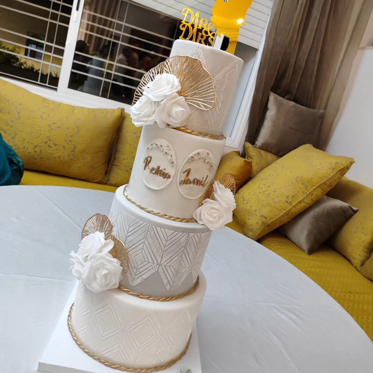 Wedding cake blanc et gris à motifs géométriques