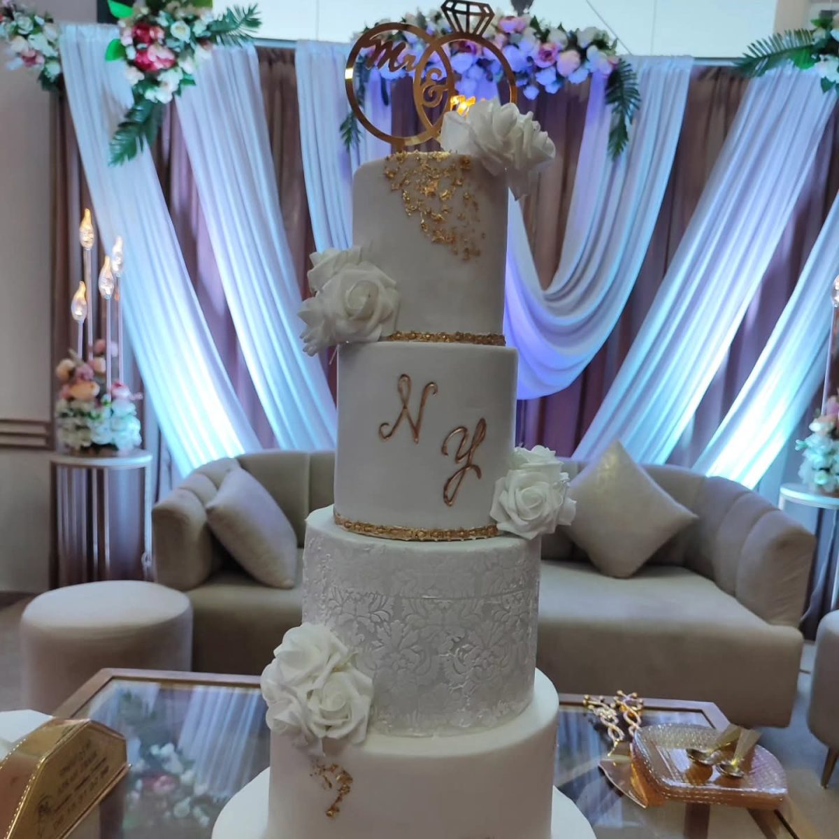 Wedding cake blanc et or à quatre étages