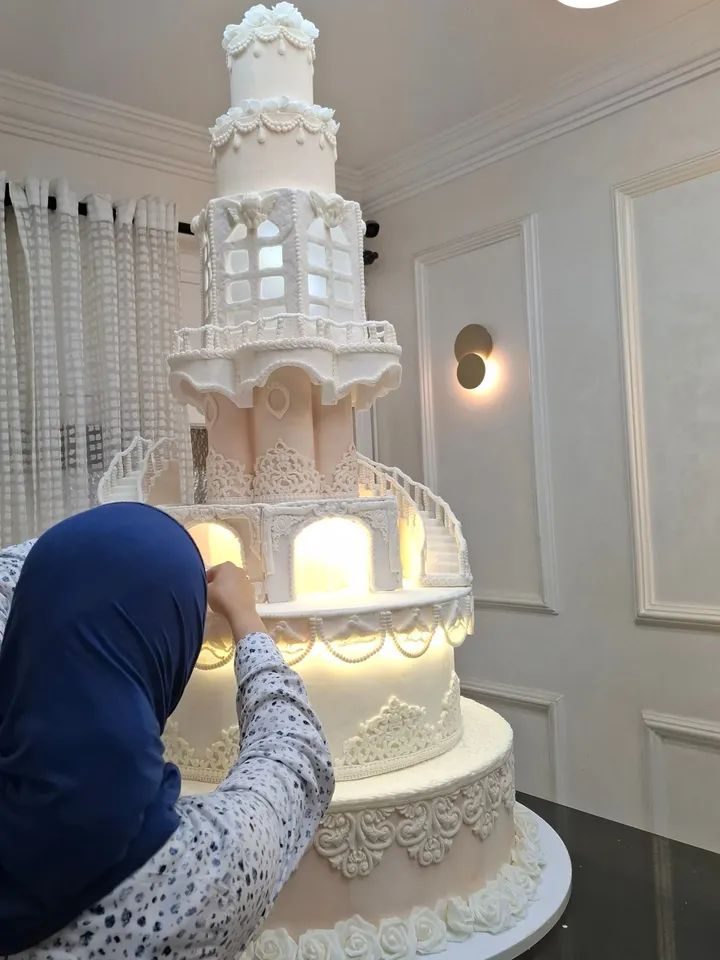 Gâteau sculpté en forme de château blanc