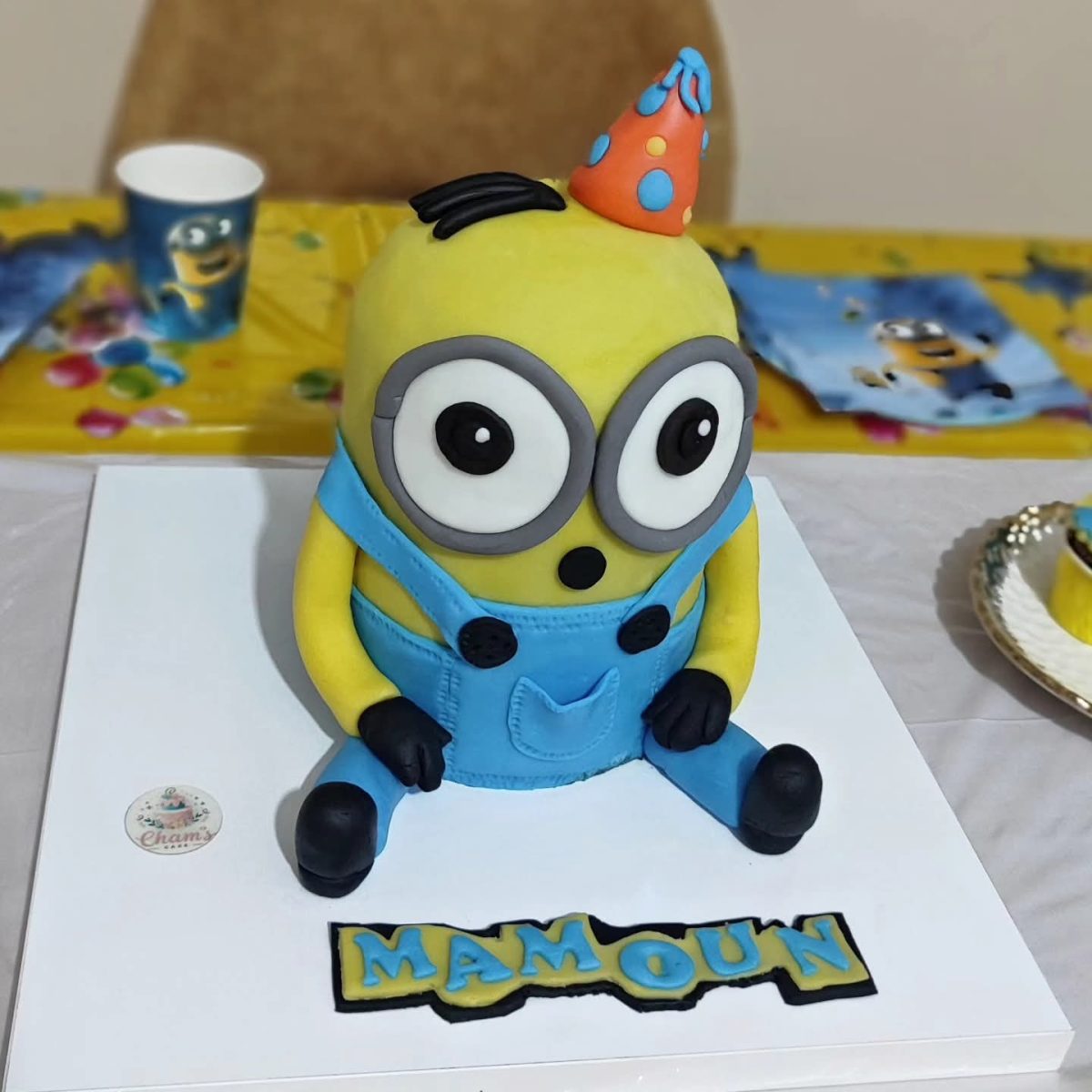 Gâteau d'anniversaire sculpté coloré
