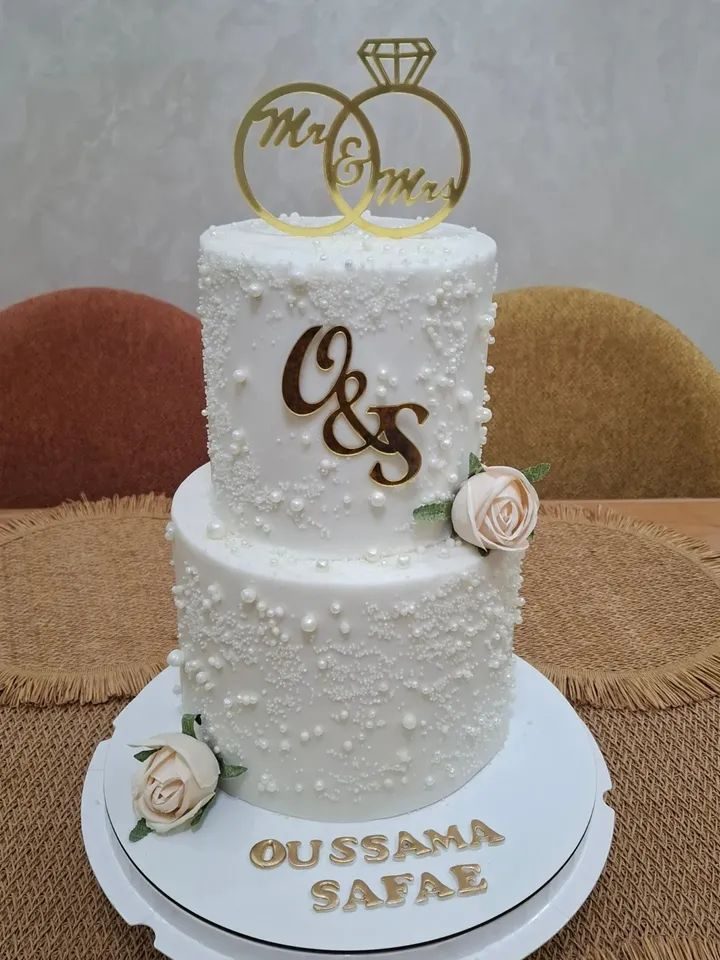 Gâteau de mariage blanc à deux étages
