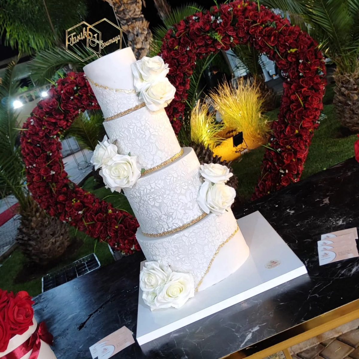 Pièce montée de mariage blanche à quatre étages