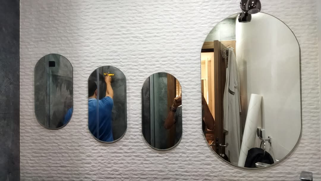 Miroirs ovales sur un mur en parement pierre
