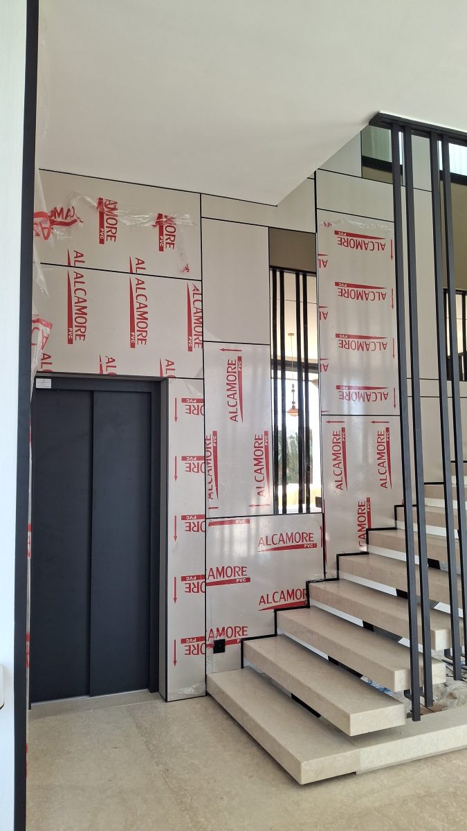 Cage d'escalier à habillage de panneaux décoratifs