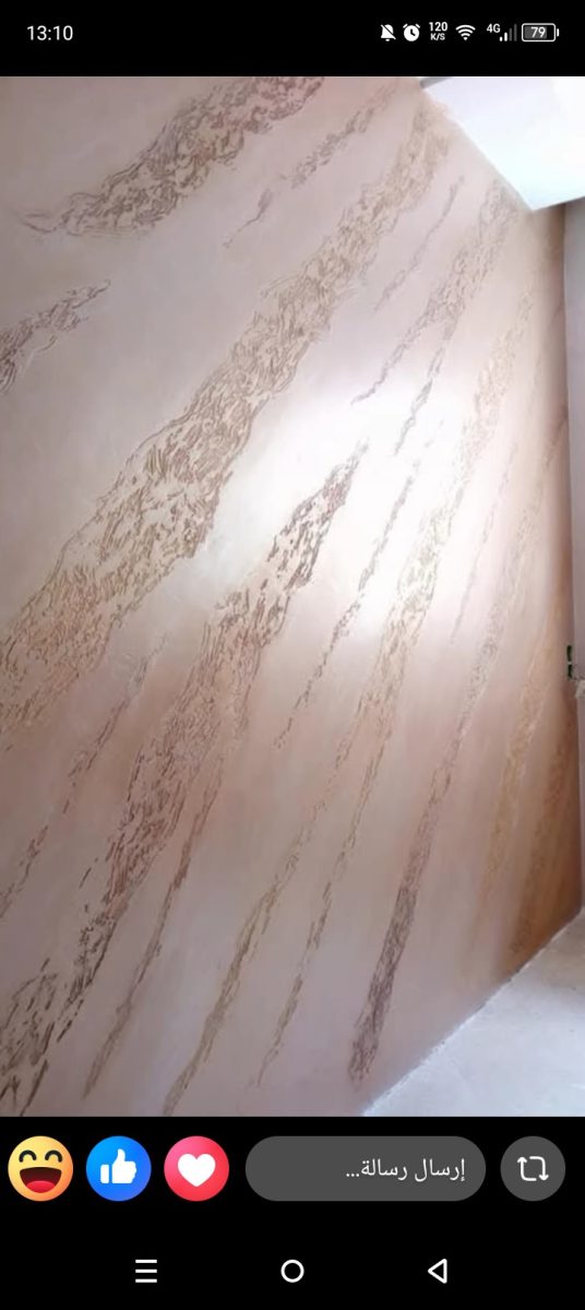 Mur en enduit décoratif beige rosé marbré