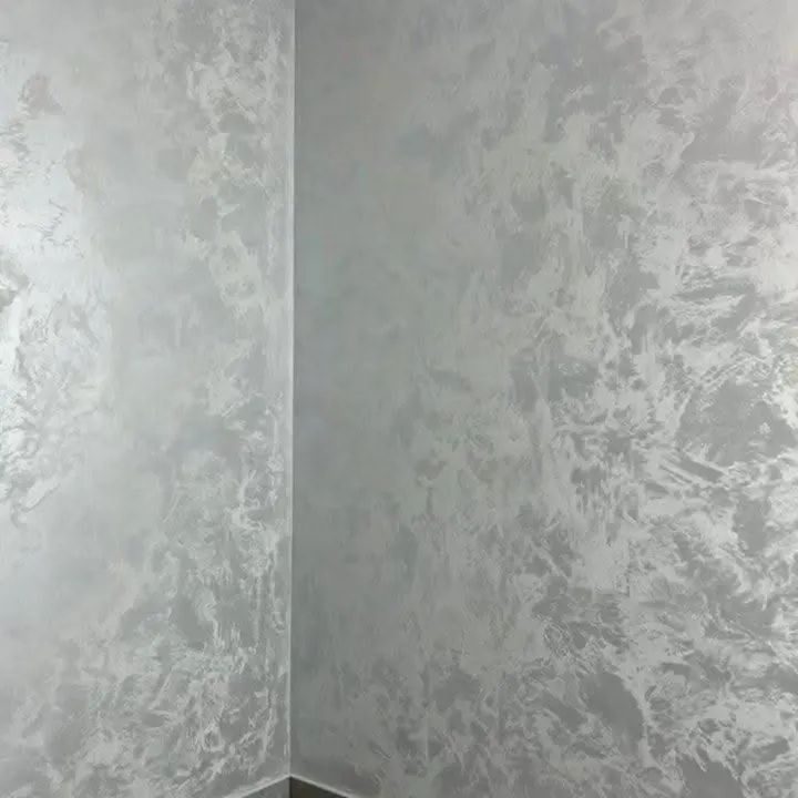 Mur d'angle en enduit décoratif gris argenté