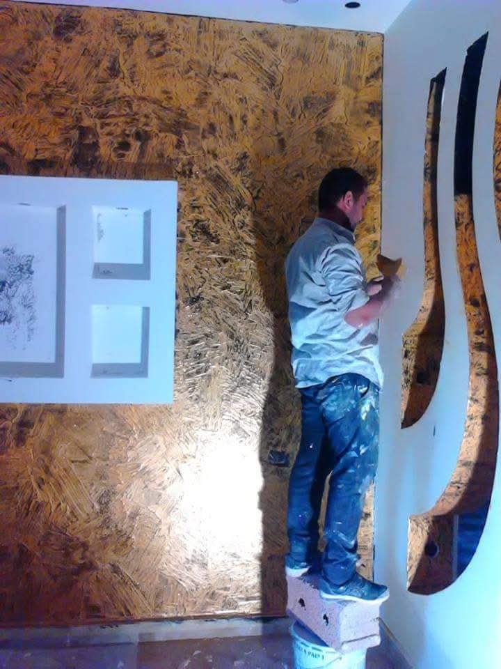 Enduit décoratif cuivré métallisé au platoir