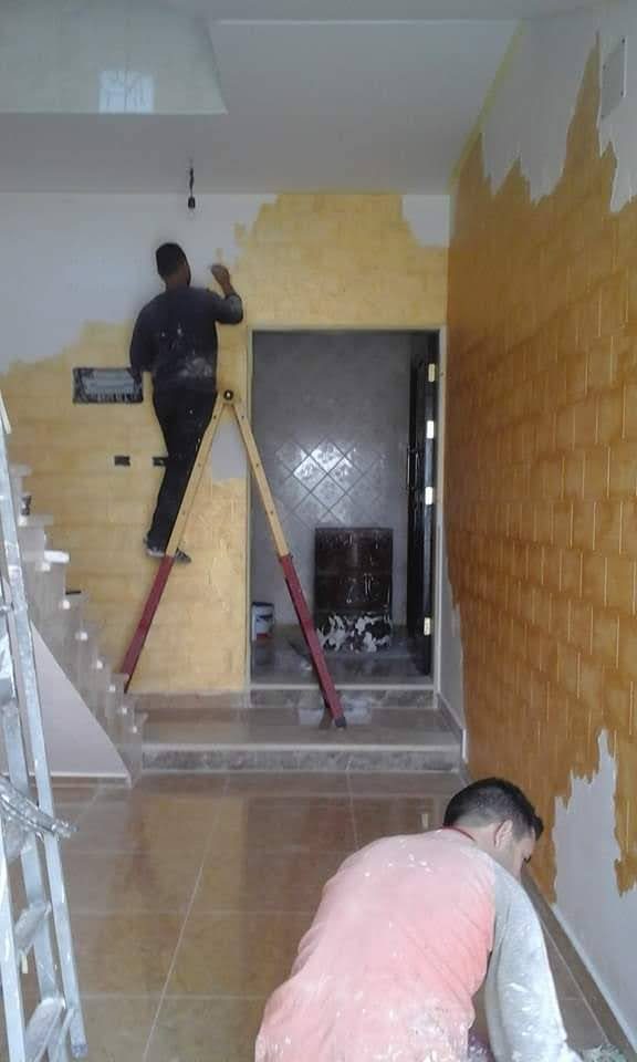 Application de peinture décorative ocre au chiffon