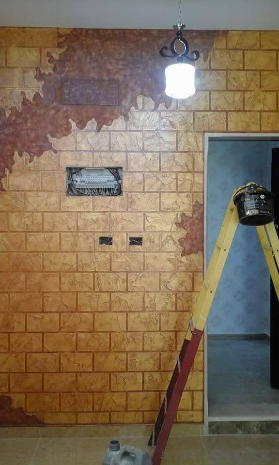 Mur en enduit décoratif effet brique dorée