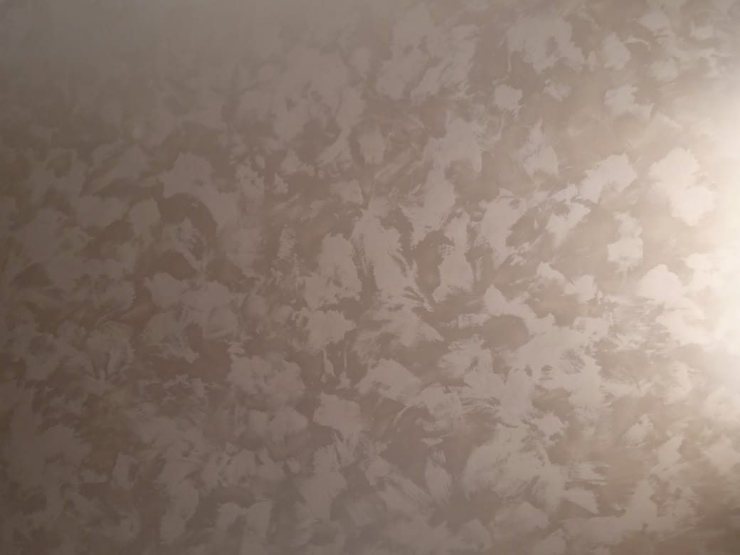 Mur en enduit décoratif taupe à effet velouté