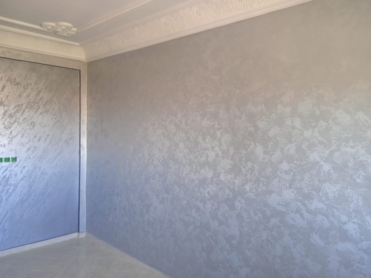 Mur en enduit décoratif gris argenté marbré