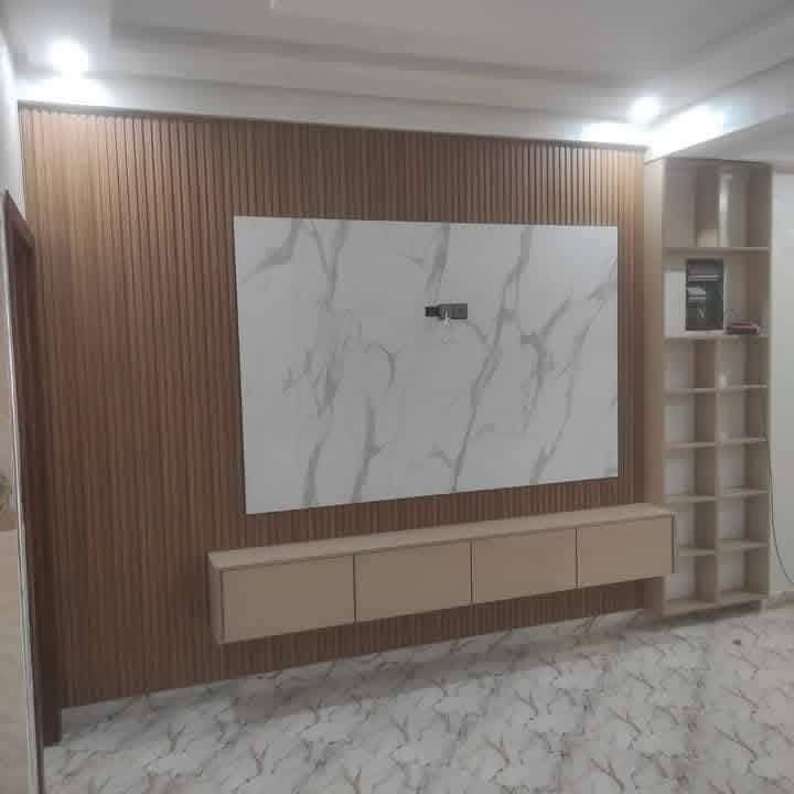 Mur télé à tasseaux de bois et panneau marbre blanc