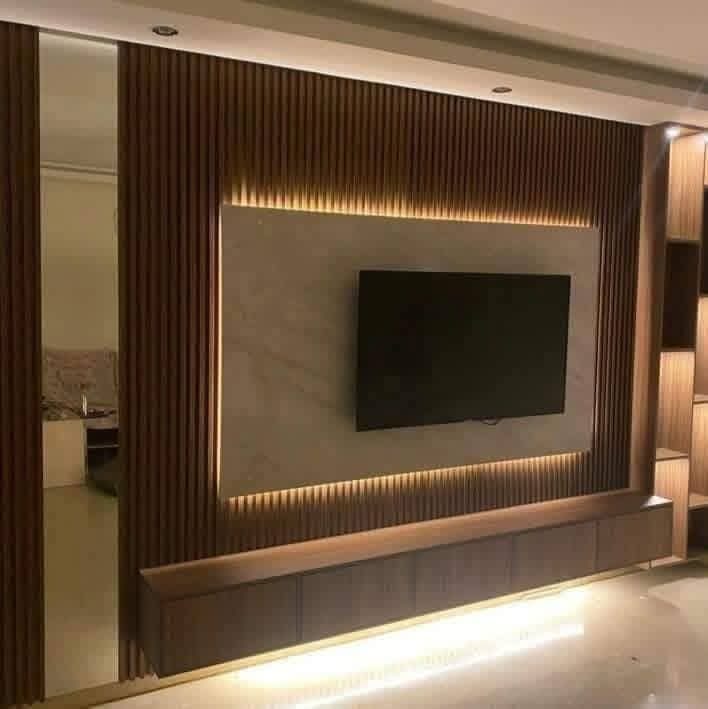 Mur télé à tasseaux de bois et panneau effet marbre
