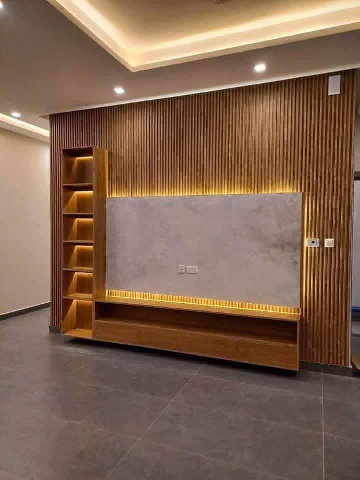 Meuble télé à tasseaux de bois et panneau rétroéclairé