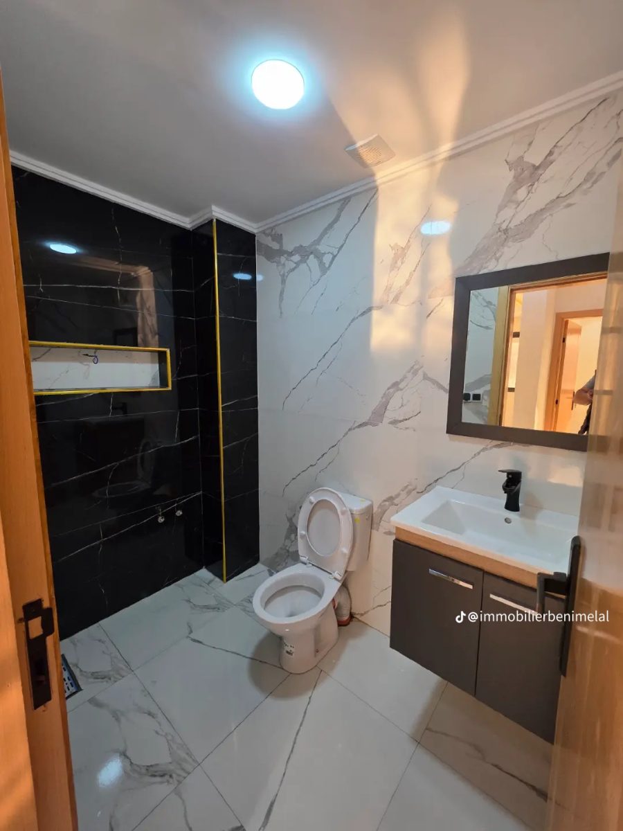 Salle de bain effet marbre blanc et noir à niche