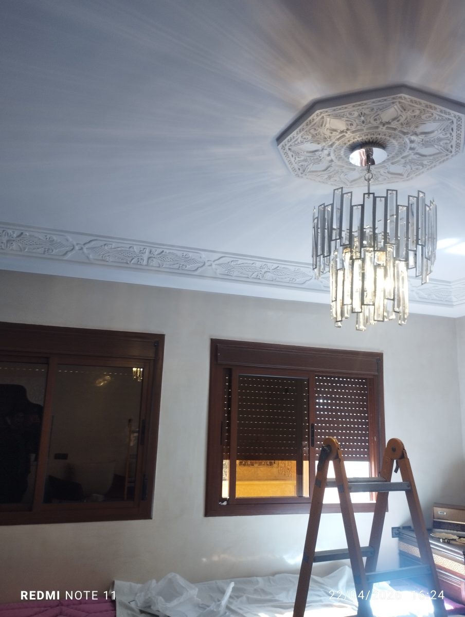 Plafond à rosace en plâtre et lustre en cristal
