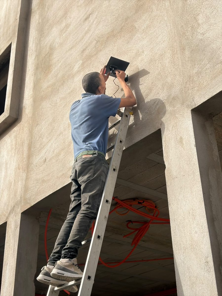 Installation d'une caméra de surveillance en façade