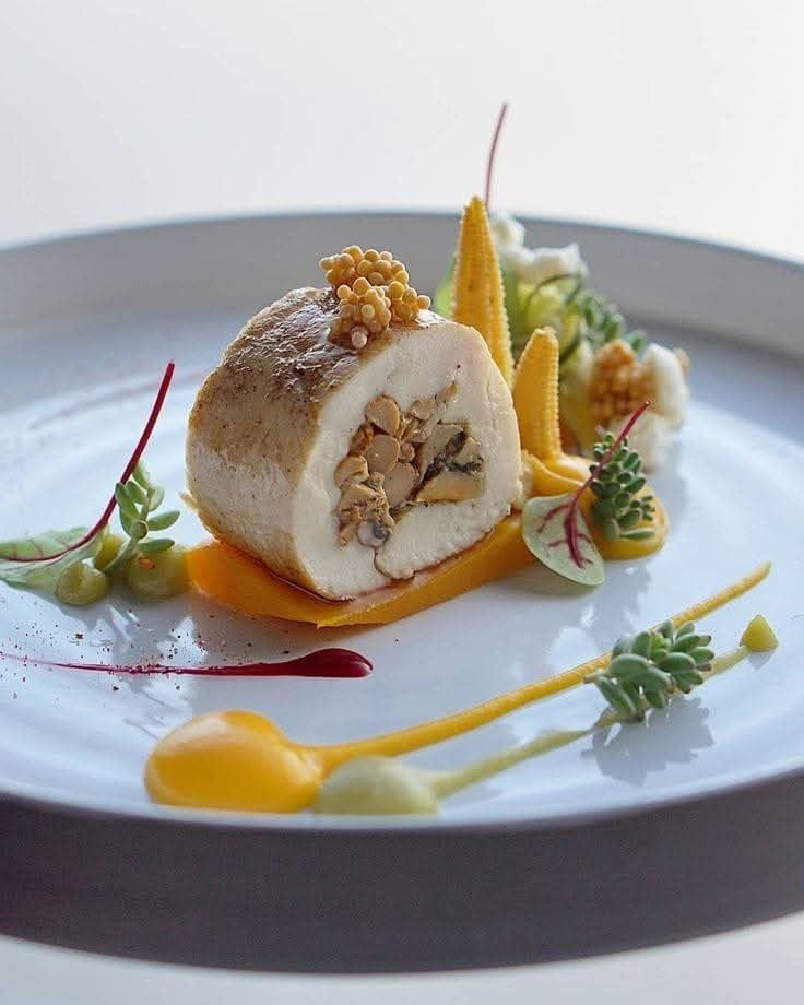 Roulé de volaille farci dressé sur purée