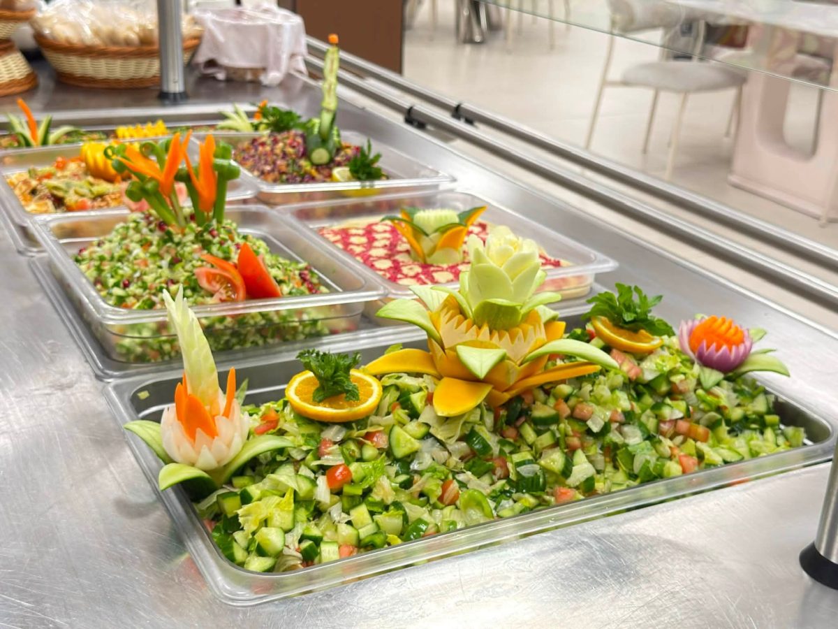 Buffet de salades composées en plateaux
