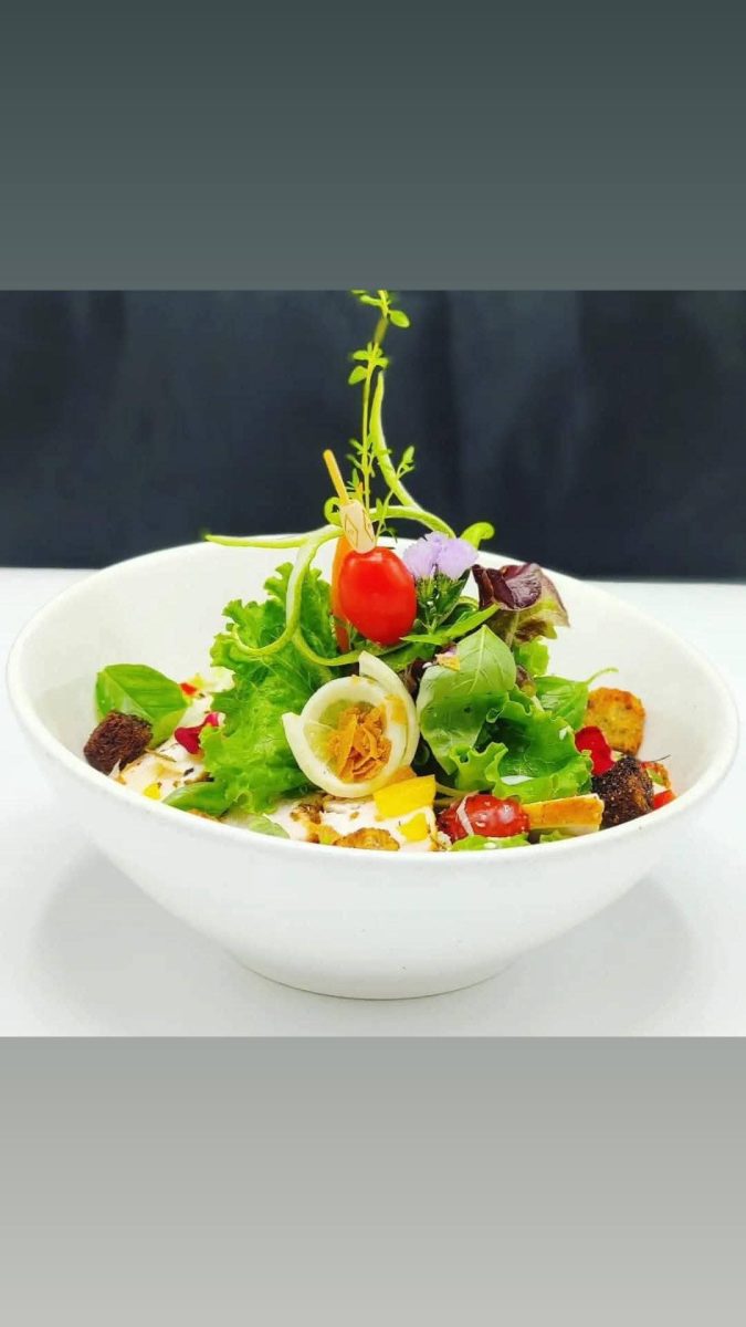 Salade composée dressée en bol blanc