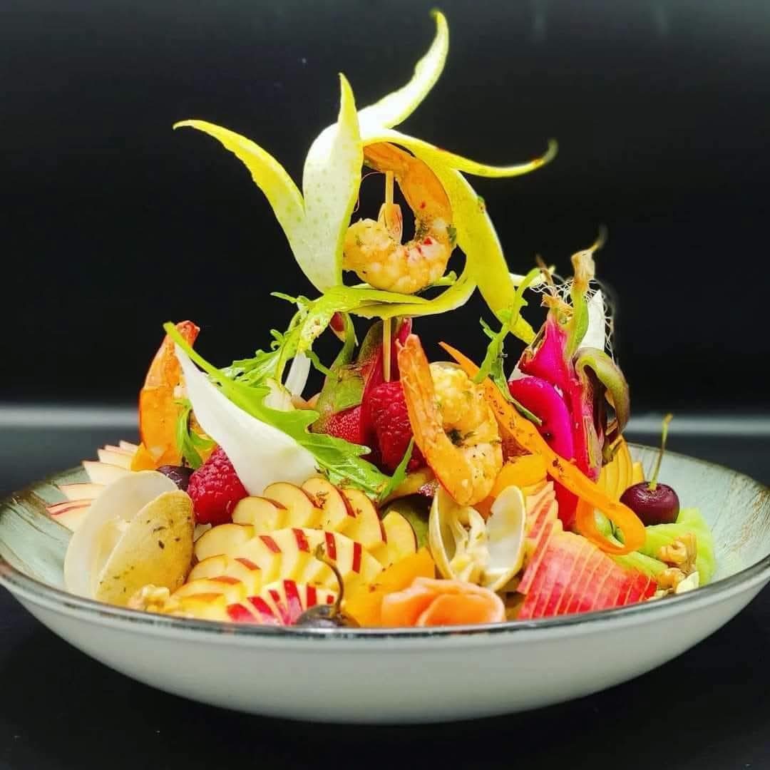 Salade gastronomique dressée en hauteur