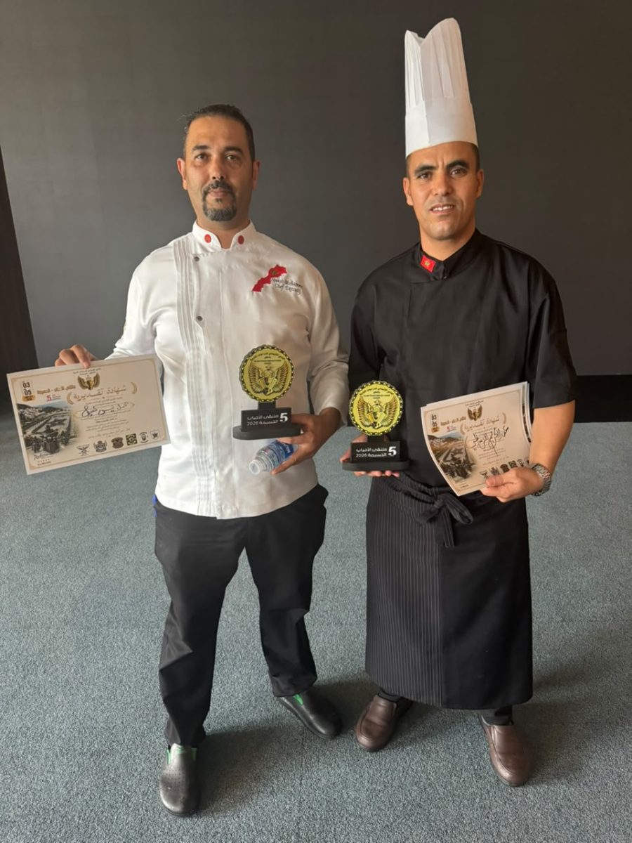 Cuisiniers posant avec diplômes et trophées