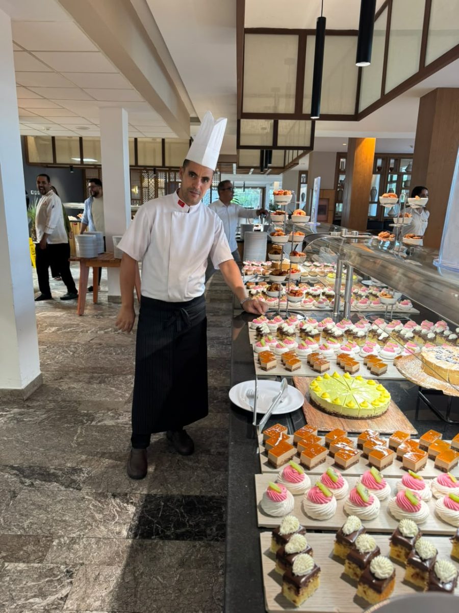 Buffet de pâtisseries présenté par un cuisinier