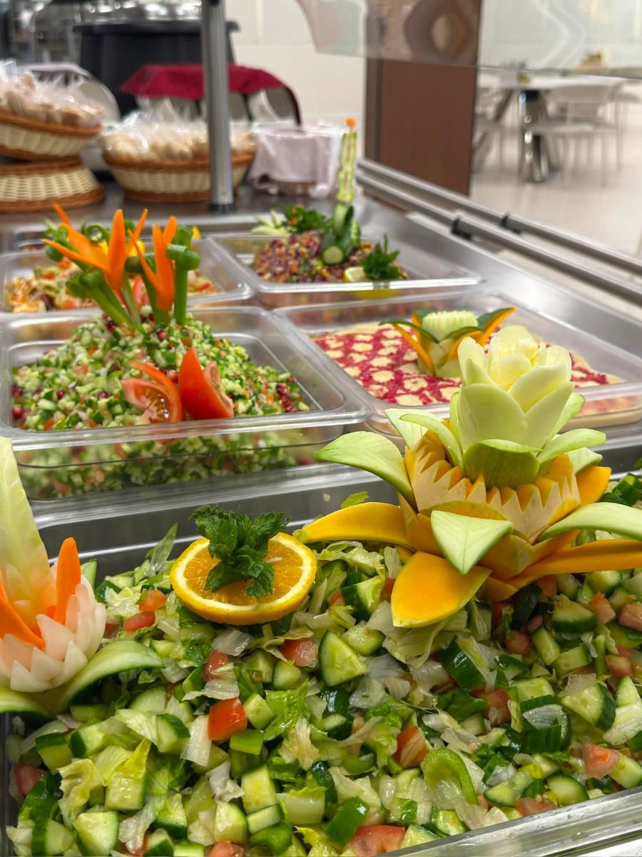 Buffet de salades composées à sculptures de légumes