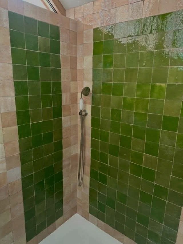 Douche habillée de zellige vert et beige