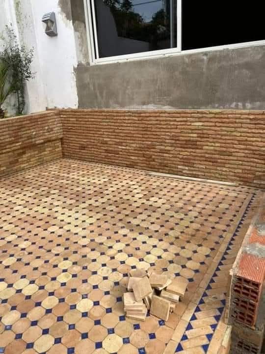 Patio en zellige à motifs d'octogones beige et bleu