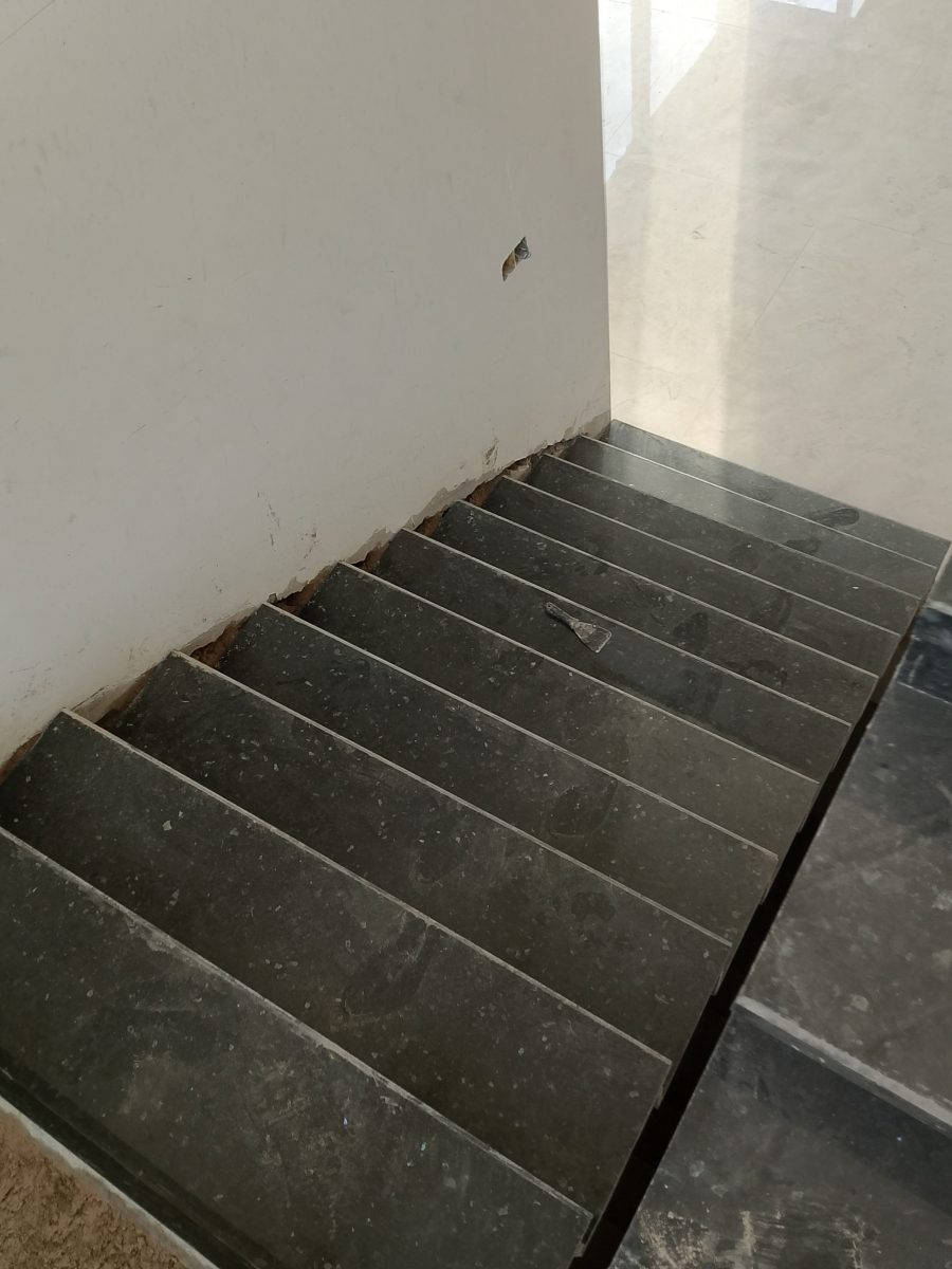 Escalier en carrelage effet pierre bleutée