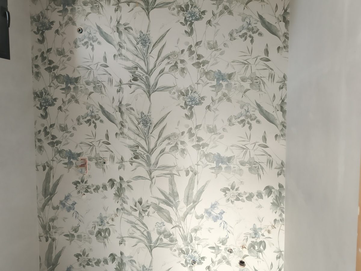 Mur en carrelage grand format à décor floral