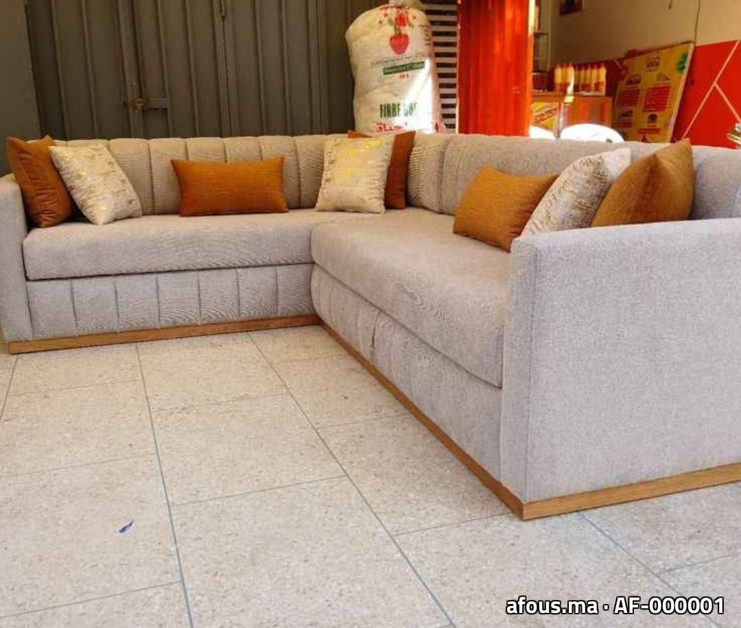 Sedari d'angle tapissé gris à socle bois avec coussins ocre — Salé