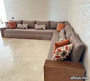 Grand sedari d'angle tapissé gris-taupe à accoudoirs bois — Salé