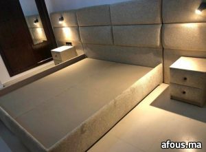 Lit à grande tête capitonnée beige avec chevets assortis — Salé