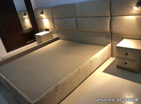 Lit à grande tête capitonnée beige avec chevets assortis
