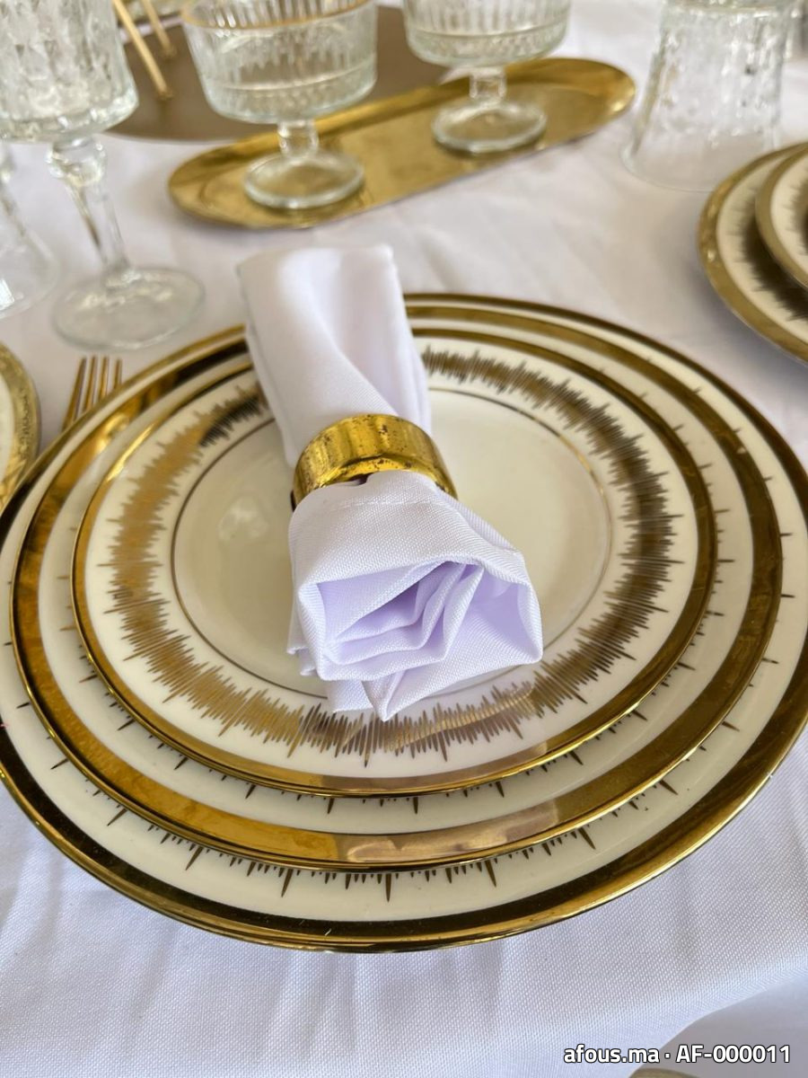 Assiette de présentation à liseré doré avec serviette et rond de serviette — Rabat