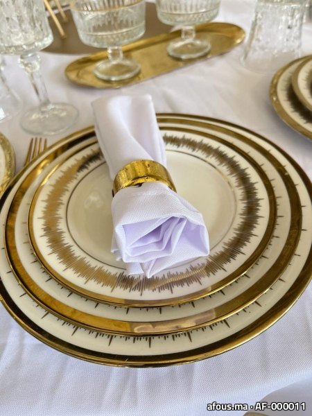Assiette de présentation à liseré doré avec serviette et rond de serviette — Rabat