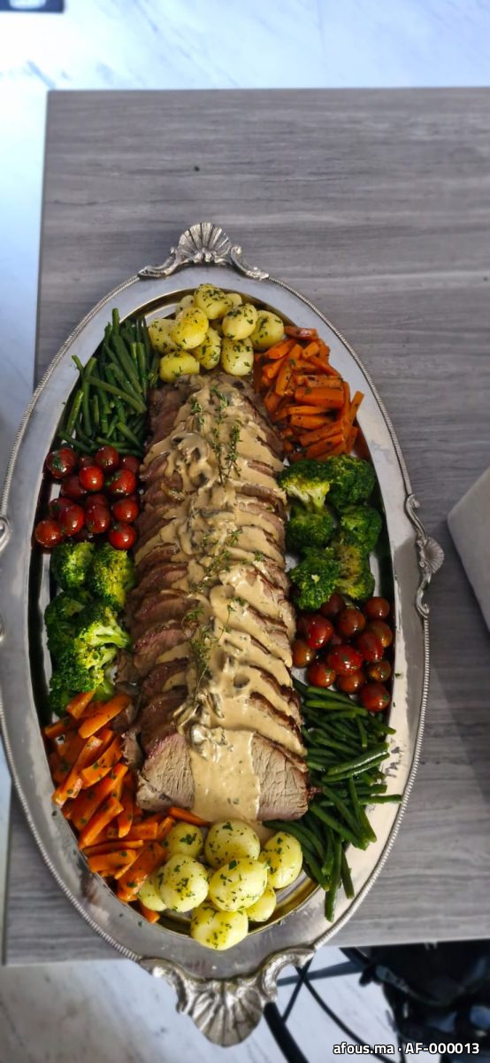 Plateau de rôti tranché à la sauce et légumes — Rabat