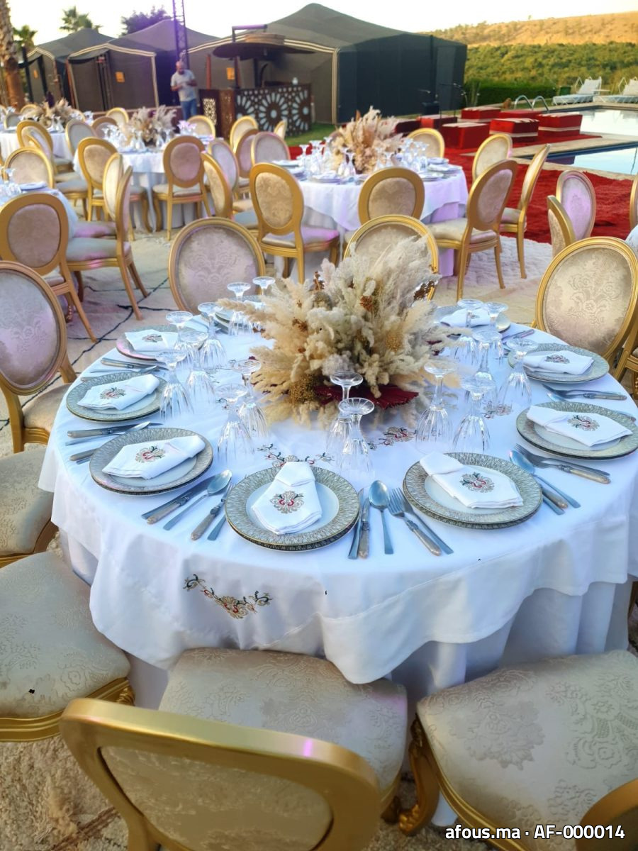Table ronde de réception dressée en doré — Rabat