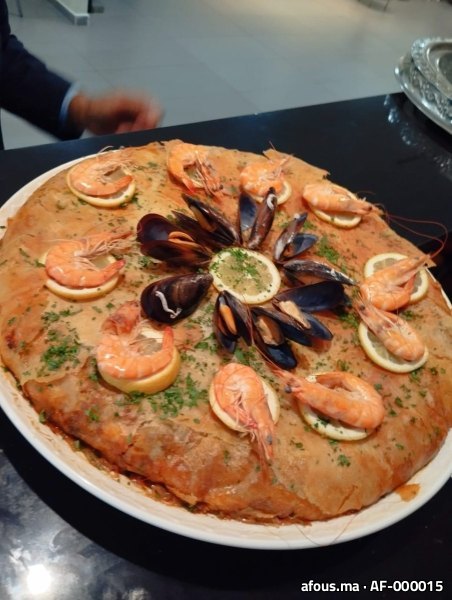 Pastilla aux fruits de mer sur une assiette blanche — Rabat