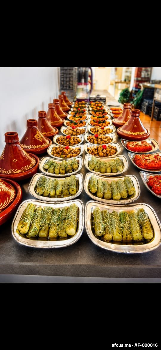 Buffet de tajines décorés et plats variés — Rabat