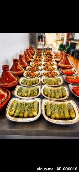 Buffet de tajines décorés et plats variés — Rabat