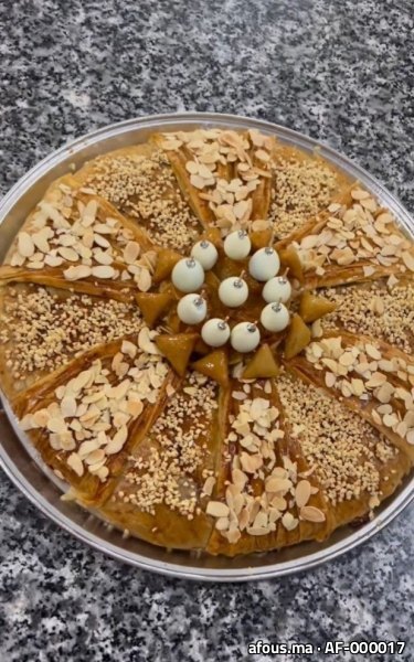 Pastilla aux amandes décorée de dragées — Rabat