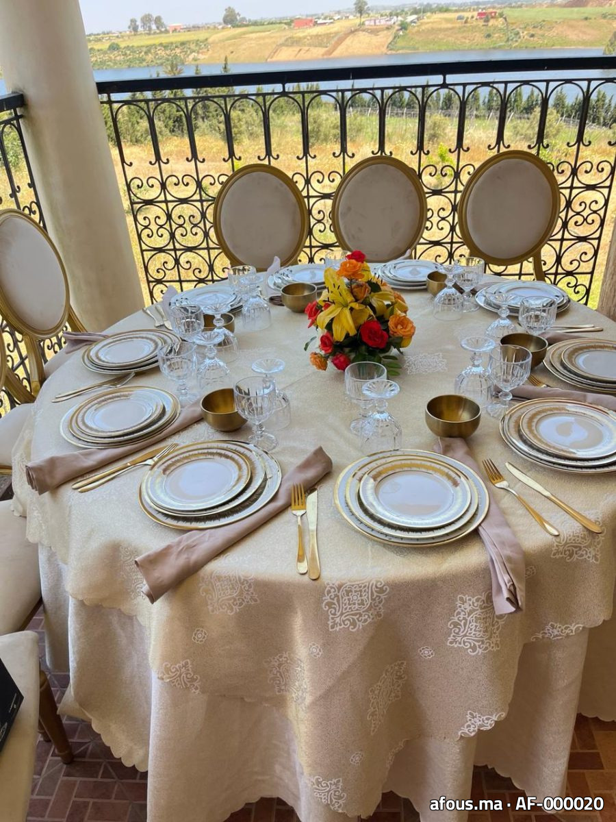 Table de réception ronde dressée en doré avec vue sur la campagne — Rabat