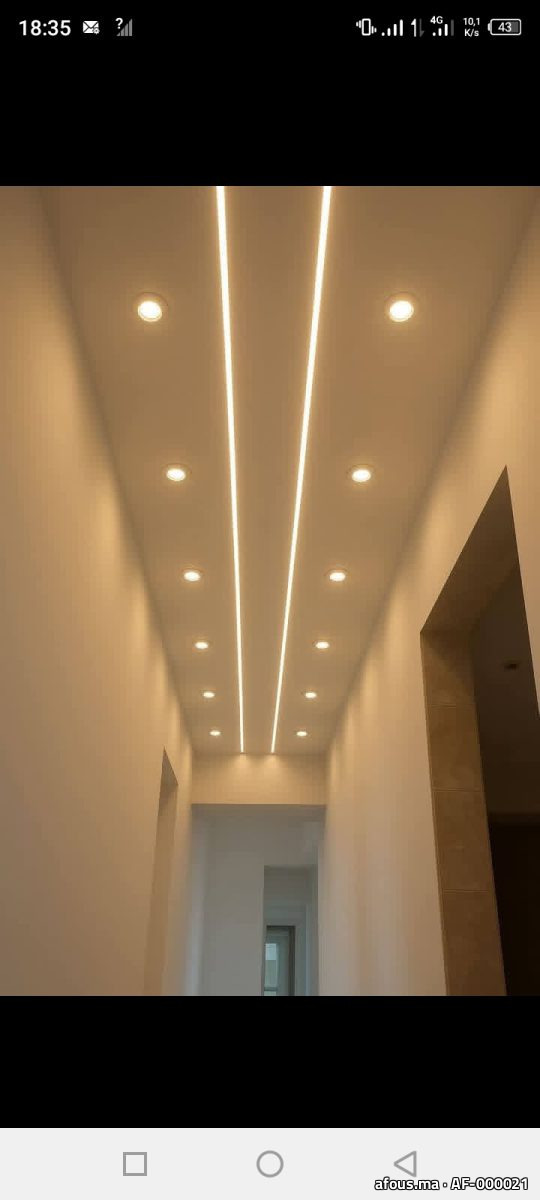 Faux plafond de couloir à lignes LED — Skhirat